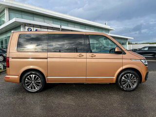 2020 Volkswagen Multivan T6 Рестайлинг, коричневый, 5599000 рублей, вид 4