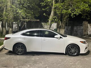 2017 Lexus ES 250 VI Рестайлинг, белый, 3000000 рублей, вид 4
