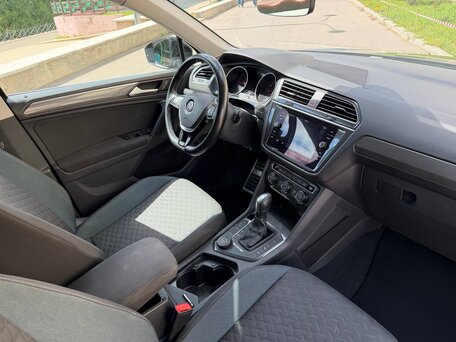 2019 Volkswagen Tiguan II, чёрный, вид 4