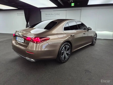 2025 Mercedes-Benz E-Класс 200 VI (W214, S214), коричневый, 4927000 рублей, вид 3