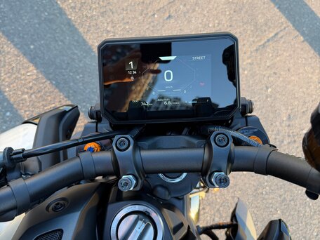 2026 Yamaha MT-09 (FZ-09), серебристый, 1490000 рублей, вид 3