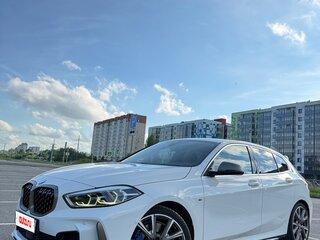 2021 BMW 1 серии M135i xDrive III (F40), белый, 4099000 рублей, вид 2