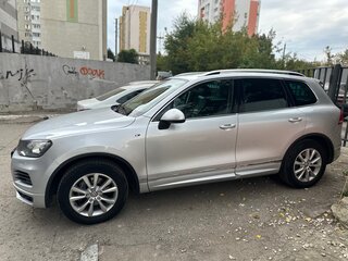 2014 Volkswagen Touareg II, серебристый, 2300000 рублей, вид 3