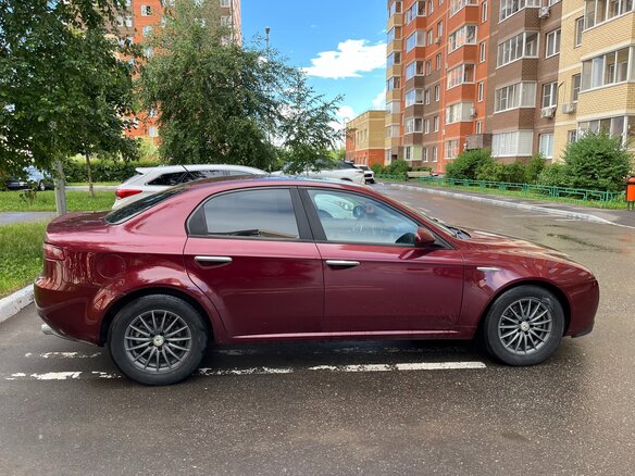 2008 Alfa Romeo 159, пурпурный - вид 2