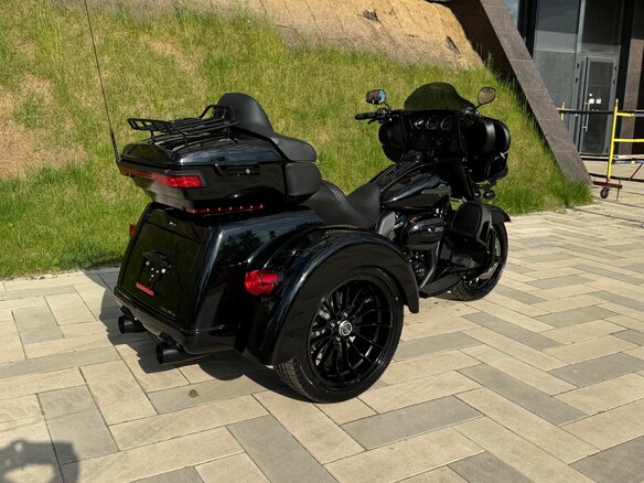 2025 Harley-Davidson Tri Glide, чёрный, 5000000 рублей - вид 1