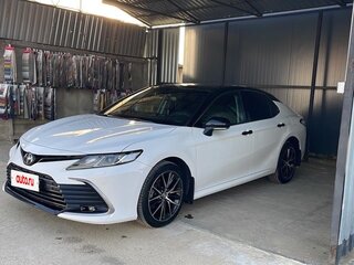 2021 Toyota Camry VIII (XV70) Рестайлинг, белый, 1799999 рублей, вид 1