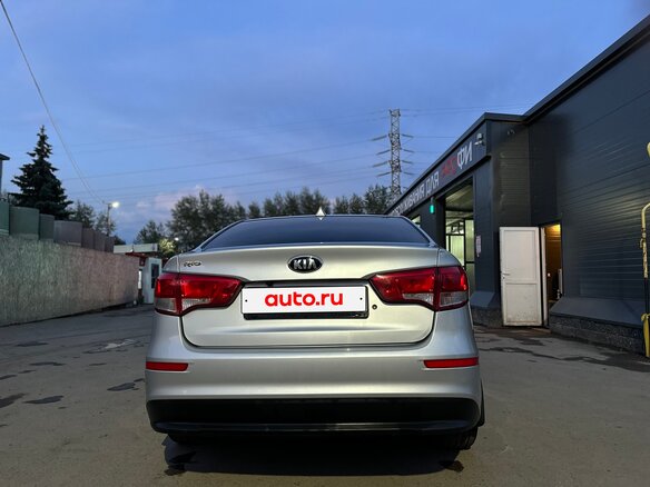 2016 Kia Rio III Рестайлинг, серебристый, 960000 рублей - вид 2
