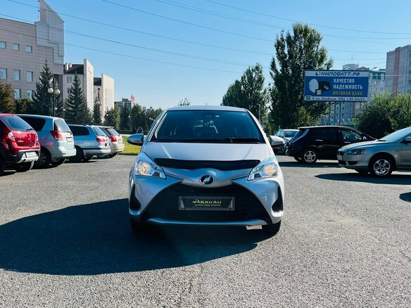 2018 Toyota Vitz III (XP130) Рестайлинг 2, серый - вид 3