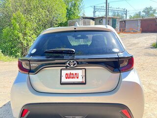 2020 Toyota Yaris IV, серый, 1210000 рублей, вид 2