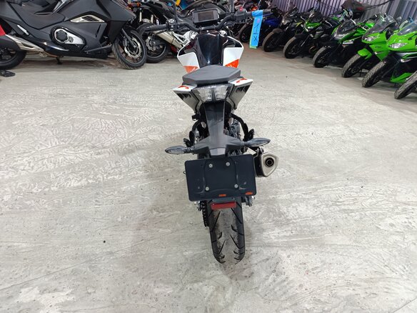 2022 KTM 390 Duke, белый, 480000 рублей - вид 4