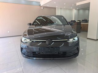 2023 Volkswagen Golf VIII, чёрный, 1650000 рублей, вид 2