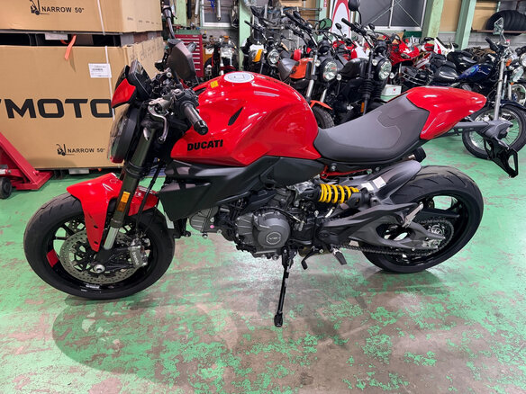 2026 Ducati Monster, красный - вид 2