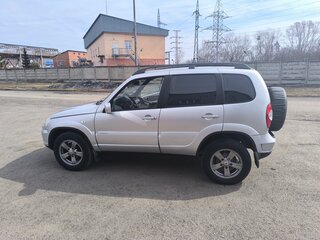 2011 Chevrolet Niva I Рестайлинг, серебристый, 500000 рублей, вид 4
