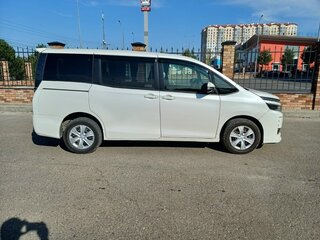 2014 Toyota Voxy III (R80), белый, 1760000 рублей, вид 2