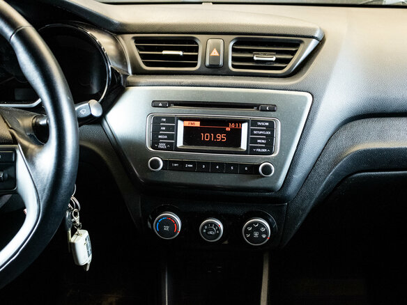 2015 Kia Rio III Рестайлинг, белый, 700000 рублей - вид 6
