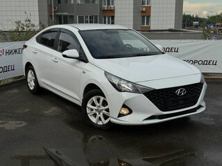 2021 Hyundai Solaris II Рестайлинг, белый, 1619000 рублей, вид 2