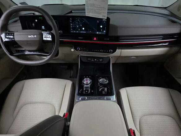 2023 Kia Carnival IV Рестайлинг, белый, 6020000 рублей - вид 9