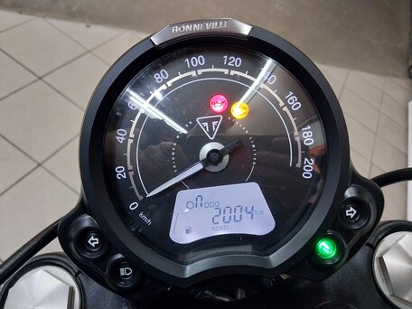 2024 Triumph Bonneville Bobber, чёрный, 1649000 рублей, вид 5