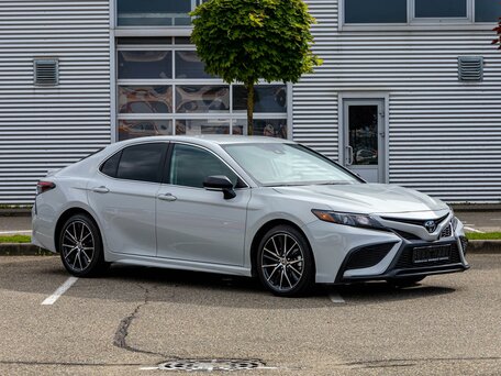 2022 Toyota Camry US Market VIII (XV70) Рестайлинг, белый, 2895000 рублей, вид 3