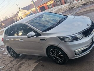 2017 Kia Rio III Рестайлинг, серебристый, 1050000 рублей, вид 1