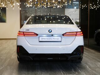 2026 BMW 5 серии 530i xDrive VIII (G60/G61/G68), белый, 9820000 рублей, вид 4