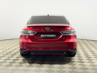 2021 Toyota Camry VIII (XV70) Рестайлинг, красный, 2650000 рублей, вид 4