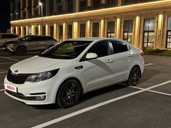 2015 Kia Rio III Рестайлинг, белый, 930000 рублей