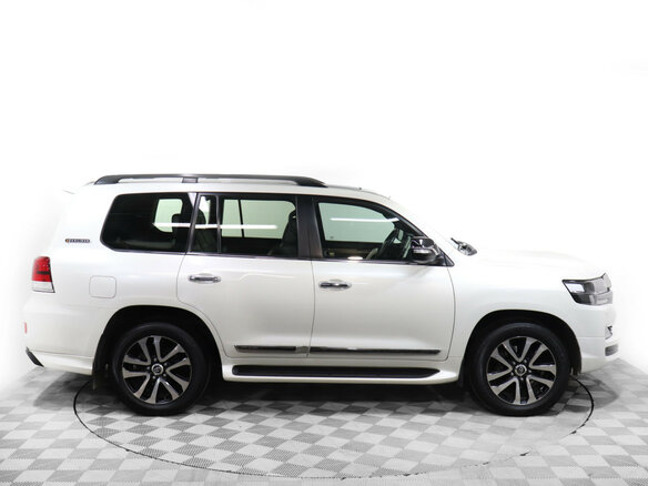 2017 Toyota Land Cruiser 200 Series Рестайлинг 2, белый - вид 3