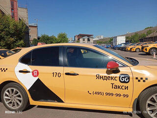 2021 Toyota Camry VIII (XV70) Рестайлинг, жёлтый, 1660000 рублей, вид 2