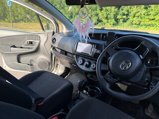 2019 Toyota Vitz III (XP130) Рестайлинг, серебристый, 1200000 рублей, вид 5