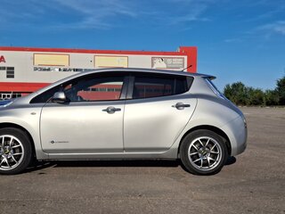 2015 Nissan Leaf (EM57) I (ZE0/AZE0), серебристый, 1200000 рублей, вид 2