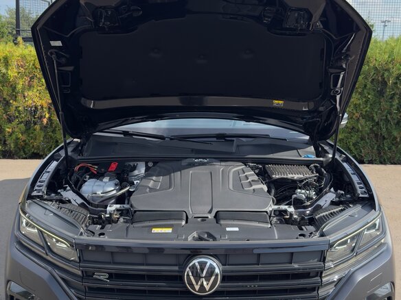 2022 Volkswagen Touareg III, чёрный, 7800000 рублей - вид 2
