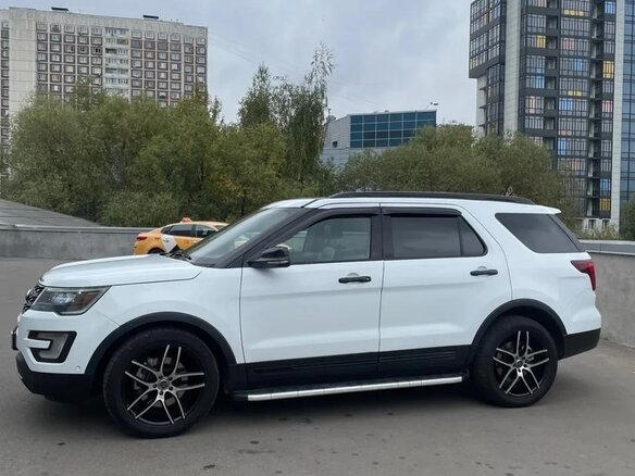 2016 Ford Explorer V Рестайлинг, белый, 2400000 рублей - вид 3