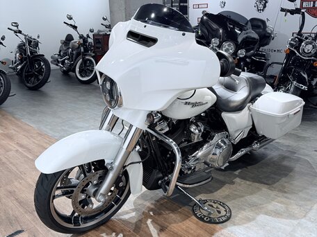 2017 Harley-Davidson Street Glide, белый, 1799000 рублей, вид 4