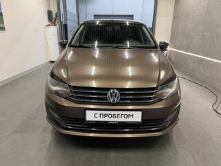 2017 Volkswagen Polo V Рестайлинг, коричневый, 890000 рублей, вид 2