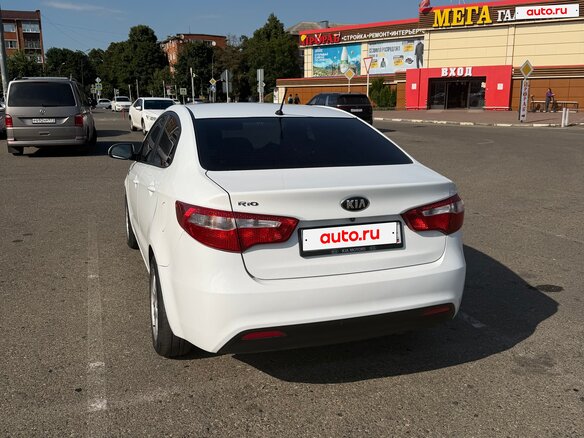 2013 Kia Rio 4-speed III, белый, 880000 рублей - вид 5