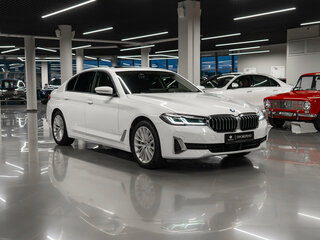 2022 BMW 5 серии 530i xDrive VII (G30/G31/G38) Рестайлинг, белый, 6250000 рублей, вид 2