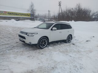 2013 Mitsubishi Outlander III, белый, 1350000 рублей, вид 1