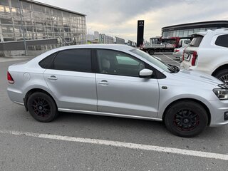 2016 Volkswagen Polo V Рестайлинг, серебристый, 700000 рублей, вид 2
