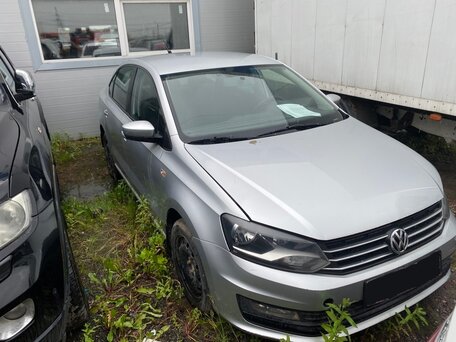 2017 Volkswagen Polo V Рестайлинг, серебристый, 740000 рублей, вид 2