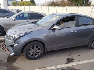2020 Kia Rio IV Рестайлинг, серый, 1800000 рублей, вид 4