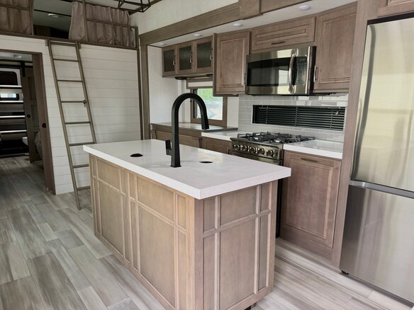 2023 Grand Design RV Solitude, белый, 9965000 рублей - вид 33