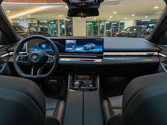 2026 BMW 5 серии 540d xDrive VIII (G60/G61/G68), серый, 14190000 рублей - вид 14
