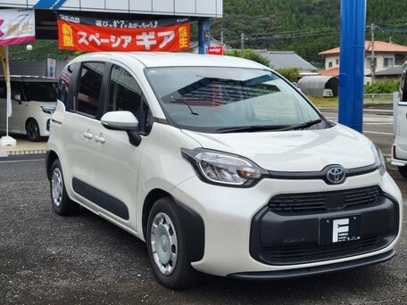 2023 Toyota Sienta III, белый, 1200000 рублей, вид 1