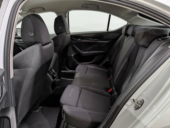 2021 Skoda Octavia IV (A8), белый, 2060000 рублей - вид 17