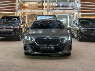 2026 BMW 5 серии 540d xDrive VIII (G60/G61/G68), чёрный, 14190000 рублей, вид 5