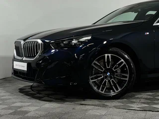 2025 BMW 5 серии Long 530Li xDrive VIII (G60/G61/G68), синий, 8350000 рублей, вид 2