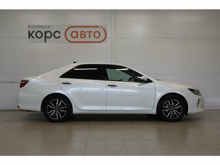 2017 Toyota Camry VII (XV50) Рестайлинг 2, белый, 2080000 рублей, вид 4