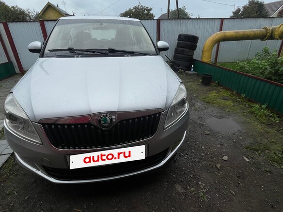2011 Skoda Fabia II Рестайлинг, серебристый - вид 2