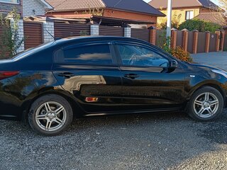 2018 Kia Rio IV, чёрный, 1300000 рублей, вид 4